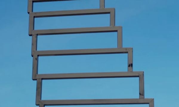"Лестница в небеса": необычная инсталляция с оптической иллюзией (5 фото + видео)
