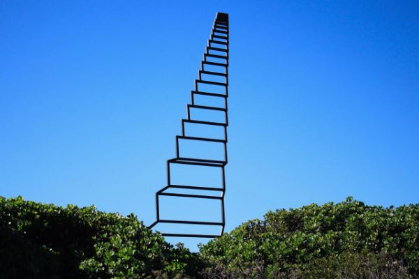 "Лестница в небеса": необычная инсталляция с оптической иллюзией (5 фото + видео)