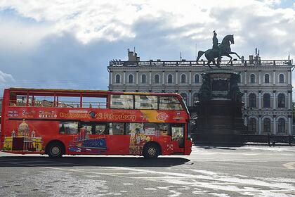 Неизвестные обстреляли туристический автобус в Санкт-Петербурге