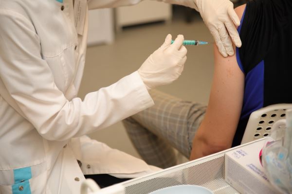 Петербург поставил новый рекорд по суточной вакцинации от ковида