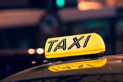 Прилетевшие по ошибке в другую страну туристы осознали свою оплошность в такси