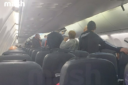 Россияне просидели девять часов в закрытом самолете без еды и воды