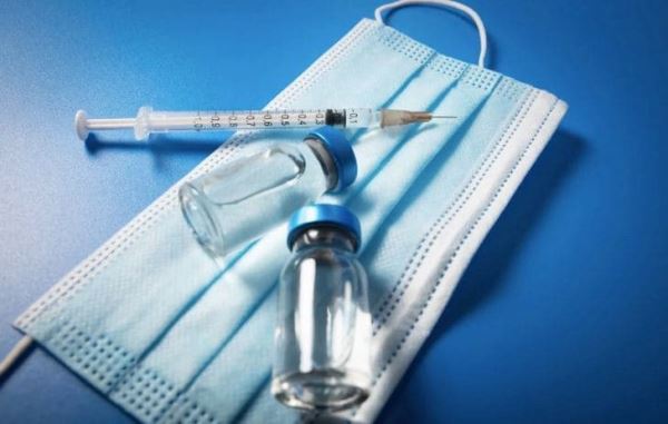 В петербургском Комздраве прокомментировали смерть вакцинированного от ковид