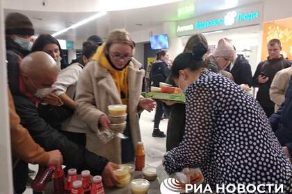 Застрявшим в аэропорту из-за тумана россиянам начали раздавать пиццу