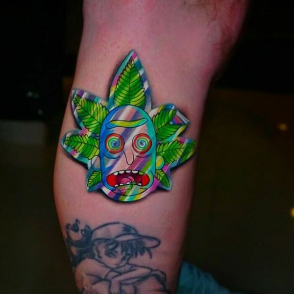 Бразильский тату-мастер делает татуировки, похожие на голографические наклейки (15 фото)