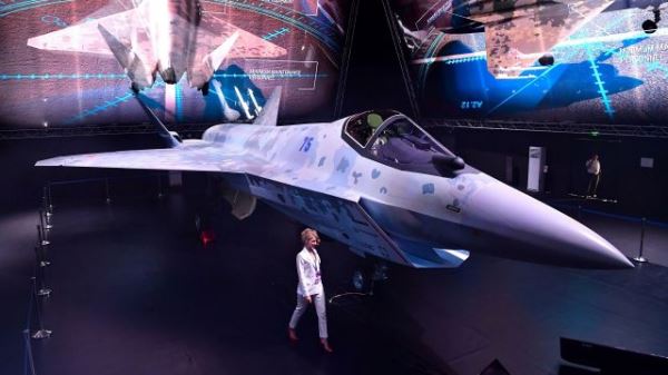 Госкорпорация "Ростех" впервые показала самолеты Checkmate и Су-57Э в паре