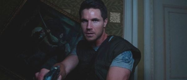 Исполнитель роли Криса играет в Resident Evil в новом ролике фильма "Обитель зла: Раккун-Сити"